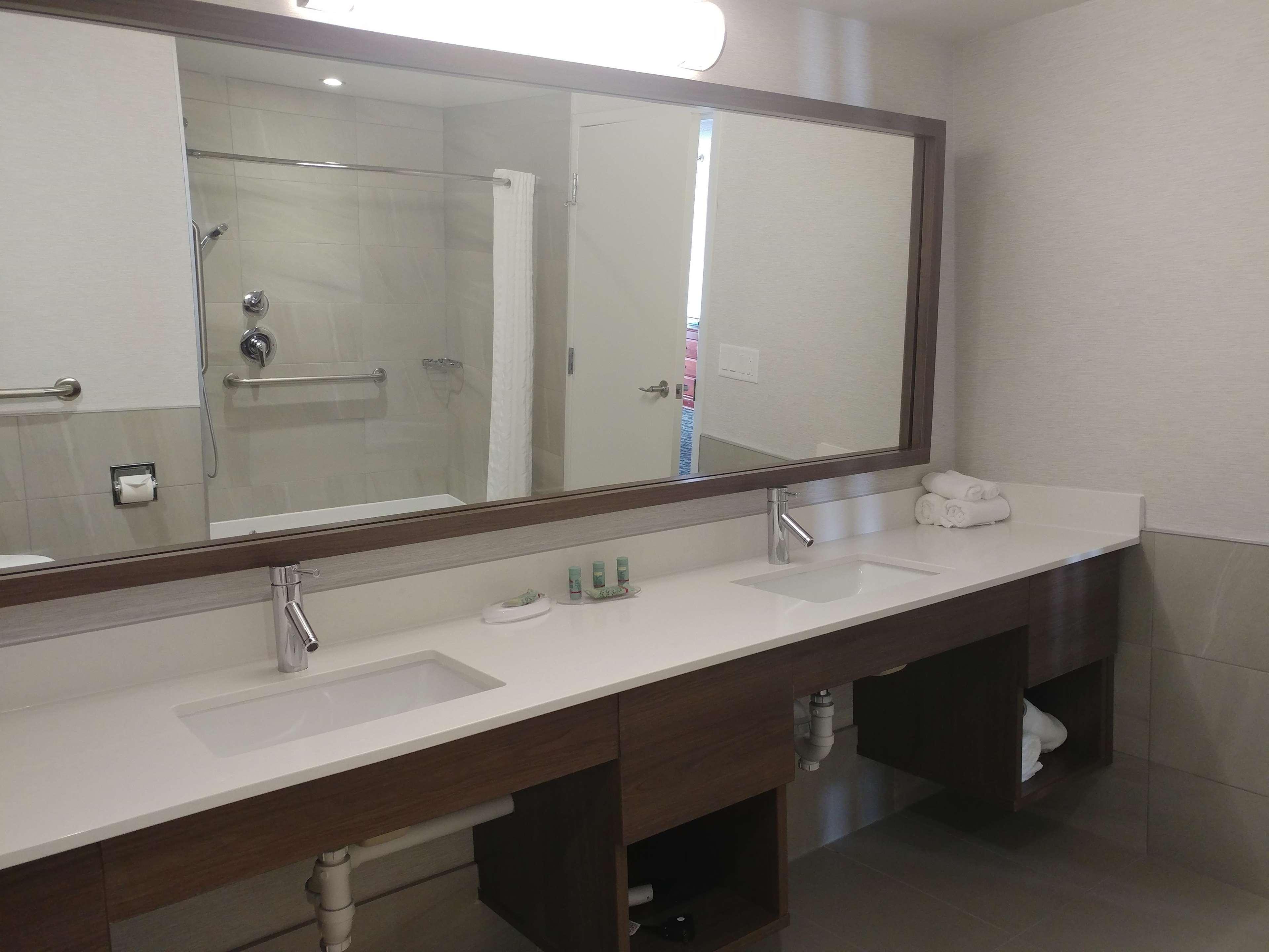 Best Western Hotel Бросард Екстериор снимка
